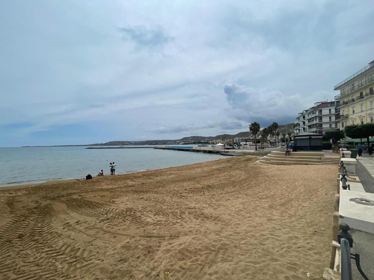 La Finestra Sul Mare B&B 크로토네 외부 사진